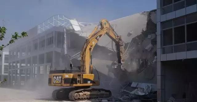 整頓大棚房成了一刀切的代名詞，斷水斷電磚瓦不留，拆成了荒蕪！